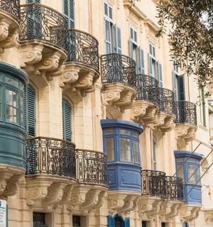 budova s modrými okny a balkony