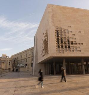 budova s lidmi, kteří chodí před ní