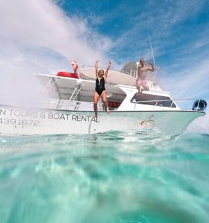 一群人在海上的船上