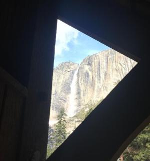 pohled na vodopád z okna