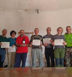 一群人手持证书合影