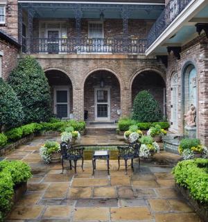 terasa s židlemi a stolem před budovou