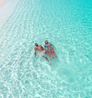 两个人在海滩上游泳