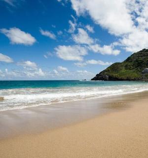 sandströnd við hafið á sólríkum degi