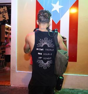 一名身穿背心、背对镜头的男子