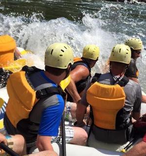 un gruppo di persone su una zattera in acqua