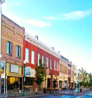 ulica w starym mieście z wieloma budynkami