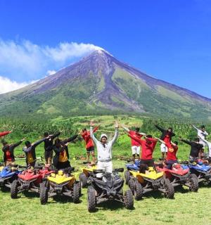 isang grupo ng mga tao sa atv sa harap ng isang bundok