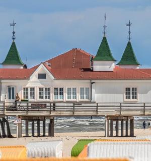 海滩码头上的一座大楼