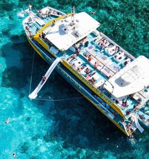 loď ve vodě s lidmi na ní