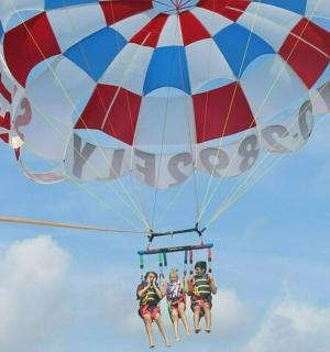 skupina lidí létá na padáku