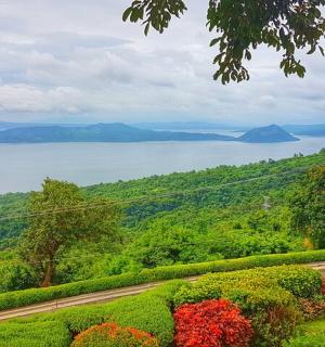 从一栋种满鲜花的房子里欣赏海景
