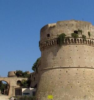 vysoký hrad s pouliční lampou vedle něj