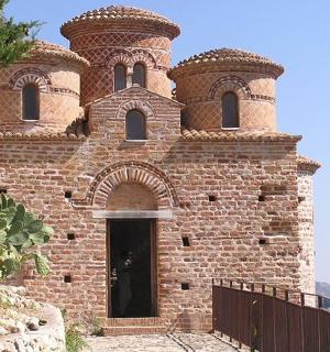 一座砖砌建筑,顶部有两座塔楼