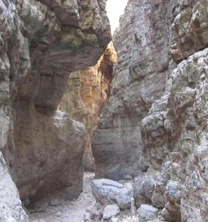 úzká cesta skalnatým kaňonem v horách