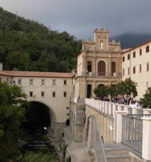 一座有钟楼和桥的建筑