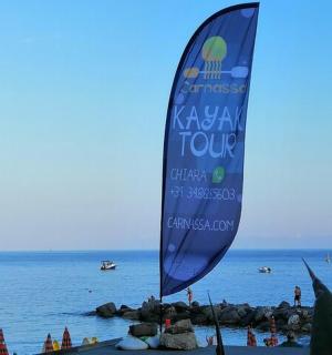 海滩上的一面蓝旗