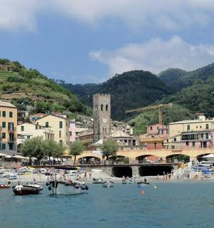 海滩附近水中的一群船