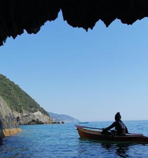 坐在水中的船里的人