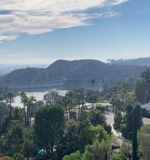 远处有座桥的河流景观