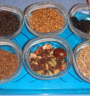 modrý tác se čtyřmi plastovými nádobami naplněnými jídlem