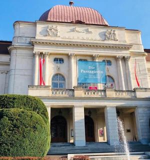 didelis pastatas su mėlynu ženklu