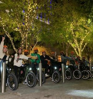 一群人坐过山车