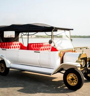 一辆带黑色车顶的旧白色高尔夫球车