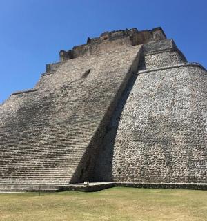 一座巨大的金字塔，背后是蓝天