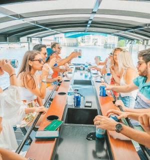 skupina lidí sedících v autobuse