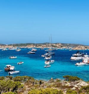 一大片水域中的一群船