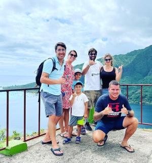 eine Gruppe von Menschen posiert für ein Foto auf einem Berggipfel