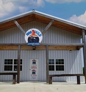 velká bílá budova s cedulí