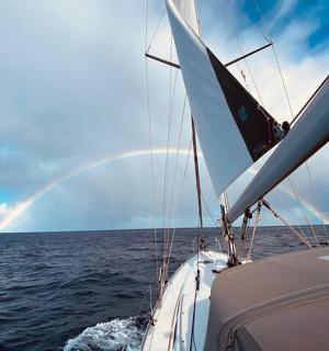 大海中的一艘船，天空中的一道彩虹