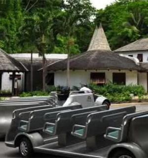 egy sor üres szék egy épület előtt