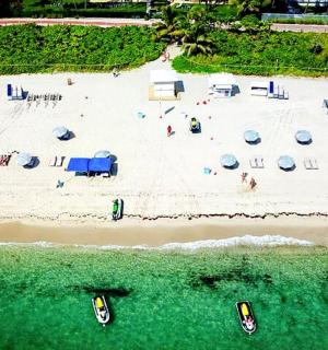 Letecký pohled na pláž se slunečníky a oceán