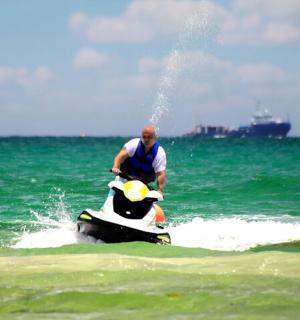 muž jedoucí na vodním skútru v oceánu