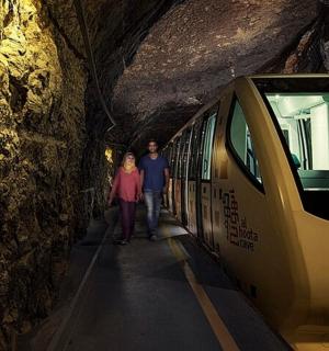 站在地铁列车旁的一对男女