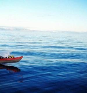 水中央的一艘船