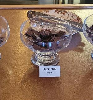 tři skleněné misky naplněné čokoládou na stole