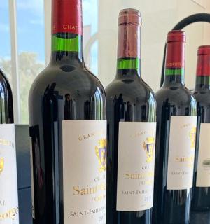 柜台上摆放着一组酒瓶