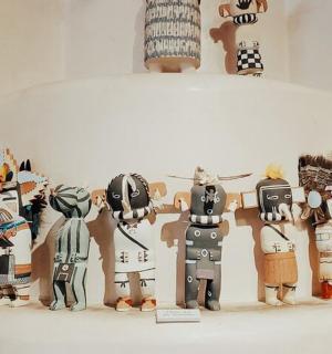 skupina figurek stojících kolem bílého dortu