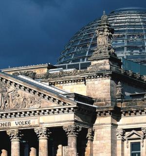 ein Gebäude mit einer Kuppel darauf und einer Flagge