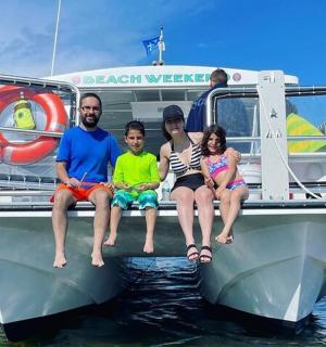 一群人坐在船尾