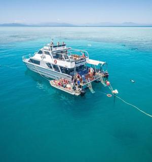 一艘位于一大片水域中间的船