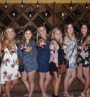 一群女子拿着酒杯合影