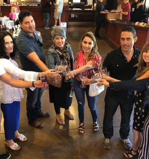 一群人举起酒杯