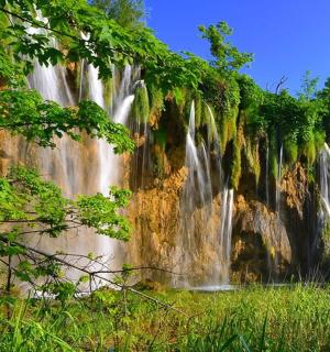 et vandfald på siden af en klippevæg
