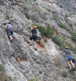 三个男人爬上一座岩石山