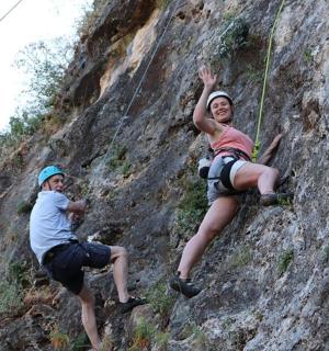 两个人正在攀爬岩壁